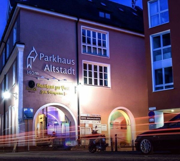 Das M1 von außen: Haus an der Münchener Str. 1b bei Nacht